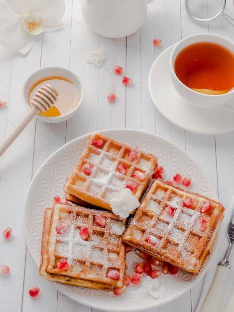 Foto: Grapefruit-Avocado Waffeln mit Granatapfelkernen und Nüssen