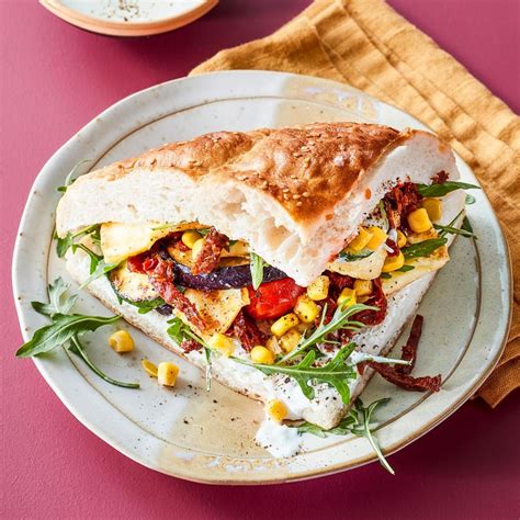 Foto: Halloumi auf Fladenbrot mit geröstetem Gemüse