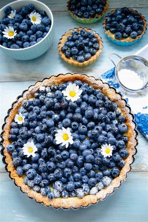 Foto: Heidelbeer-Tarte mit Vanillecreme, Blaubeeren und leichter Glasur