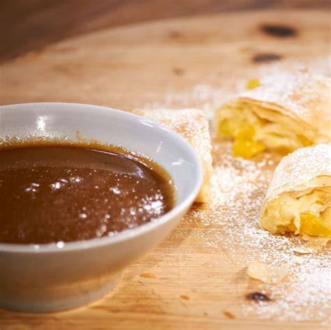 Foto: Herstellung von Karamellsauce mit Sahne und Butter