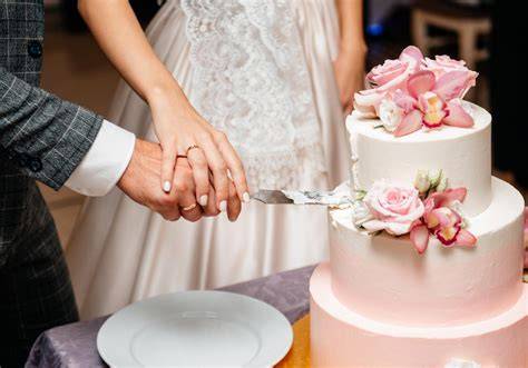 Foto: Hochzeitstorte, Brautpaar, Glücksmomente beim Tortenanschnitt