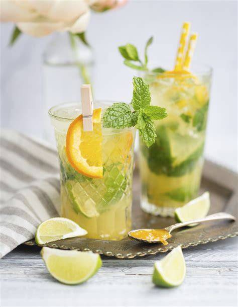 Foto: Ingwer-Limetten-Drink und Matcha-Orangen-Smoothie