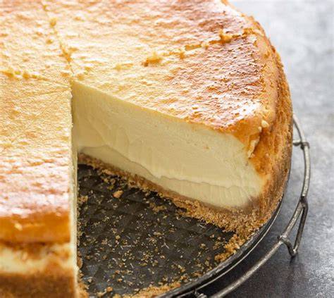 Foto: Käsekuchen mit Puddingpulver und Sahne aufgeschnitten
