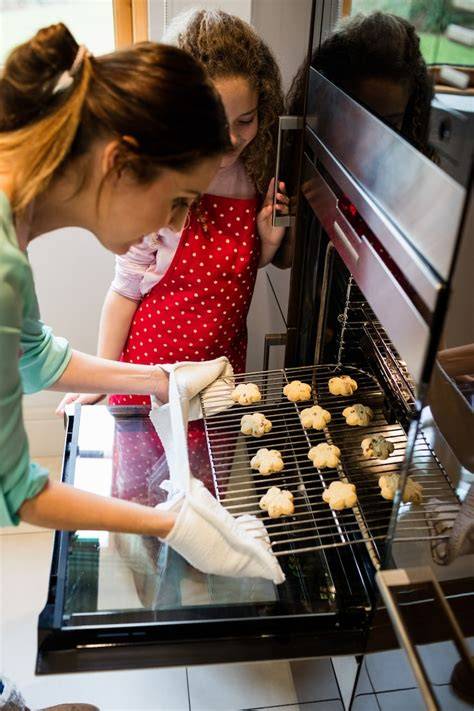 Foto: Kinder beim Zubereiten eines zuckerarmen Rezepts