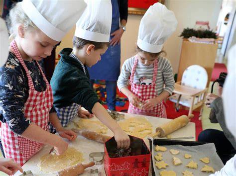 Foto: Kinder helfen beim Backen von Möhren-Muffins