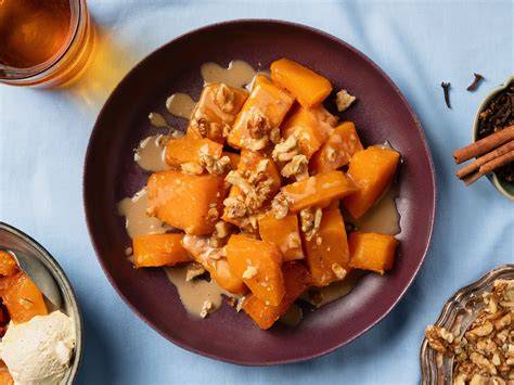 Foto: Knuspriges Haselnuss-Krokant-Topping auf Kürbis-Dessert