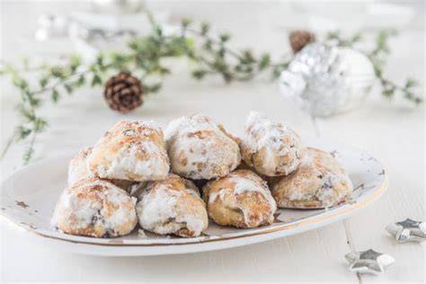 Foto: Kokos-Nougat-Knöpfe auf einem Weihnachtsteller