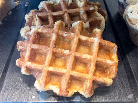 Foto: Lütticher Waffel mit karamellisierten Zuckerstücken und Puderzucker