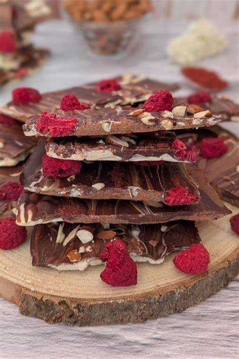 Foto: Low Carb Bruchschokolade mit gefriergetrockneten Himbeeren