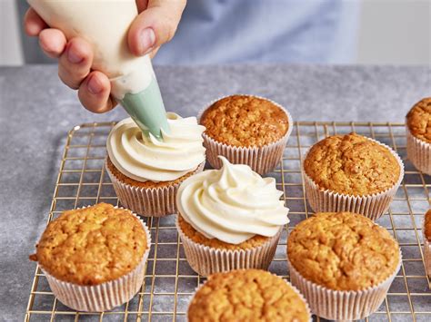 Foto: Luftig gebackene Cupcakes auf Kuchengitter