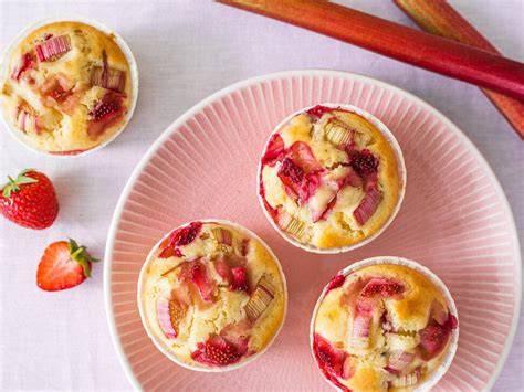 Foto: Maria Panzer / Einfach Backen - Erdbeeren dekorativ auf Muffins