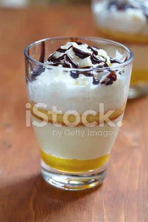 Foto: Mehrschichtige Kinderschokolade-Dessert-Gläser