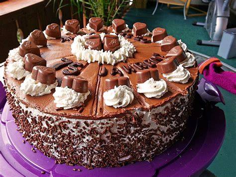 Foto: Milka Torte dekoriert mit Sahnetuffs und Milka-Herzen