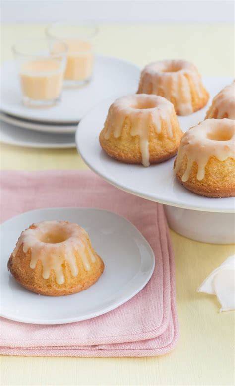 Foto: Mini Gugelhupfe auf einer Kuchenplatte