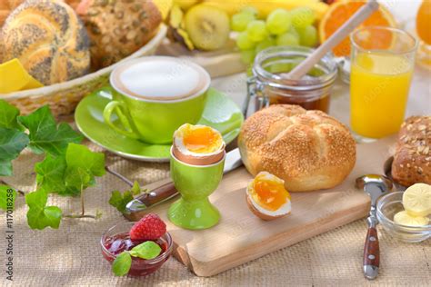 Foto: MinusL Glas auf Frühstückstisch mit Brot und Früchten