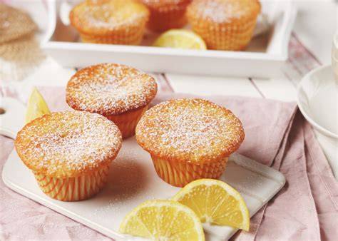 Foto: Muffins auf Kuchengitter mit Puderzucker