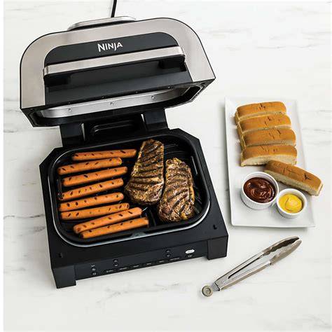 Foto: Ninja Foodi Grill mit eingelegtem Crisper-Korb und Backpapier