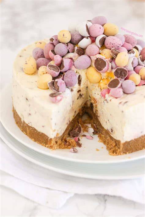 Foto: No Bake Mini Egg Cheesecake mit bunter Deko