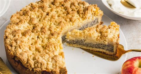 Foto: Ofenfertiger Apfel-Mohn-Kuchen mit goldenen Streuseln