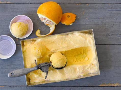 Foto: Orangeneis in einer gefriergeeigneten Form mit Orangenzesten