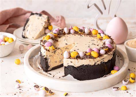 Foto: Oster-Cheesecake mit Haselnusscreme und Schokoeiern als Deko