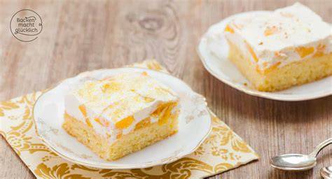 Foto: Pfirsich-Schmand-Blechkuchen, angeschnittene Stücke auf Teller