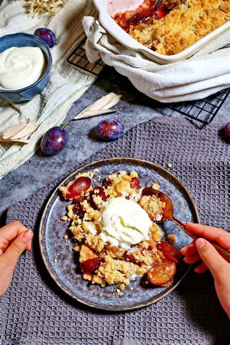 Foto: Pflaumen und Streusel in einer gebutterten Auflaufform