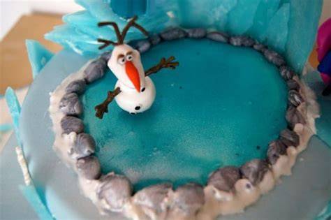 Foto: Piping Gel als Wasser auf einer Fondanttorte (Teich mit Seesternen)