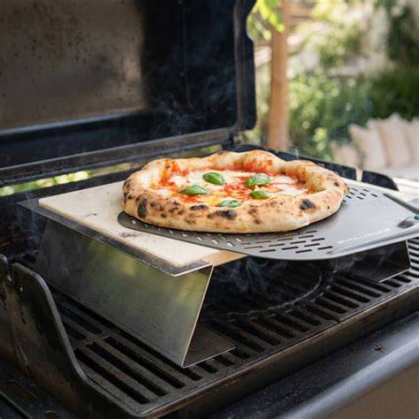 Foto: Pizzastein im Haushaltsbackofen und Dampferzeugung mit Wasserschale