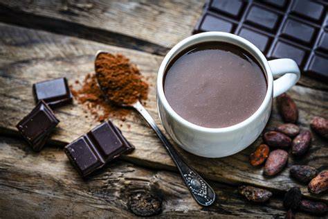 Foto: Portion 10-20 g 70%-Schokolade neben Kaffee