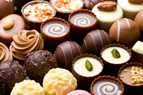 Foto: Pralinen-Assortiment mit zugeordneten Weinstilen