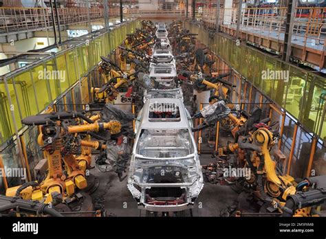 Foto: Produktionslinie und Mitarbeitende in einer Lindt-Fabrik