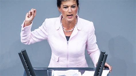 Foto: Sahra Wagenknecht trifft Schokoladentorte auf Parteitag