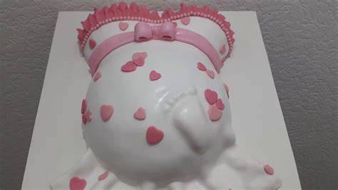 Foto: Schritt-für-Schritt-Aufbau einer Babybauch-Torte mit Bauch, Brüste und Ringfüllung