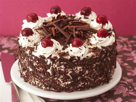 Foto: Schwarzwälder Kirschtorte mit Kirschen und Sahnetupfen