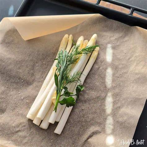 Foto: Selbstgemachte Spirulinasticks auf Backpapier