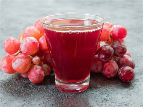 Foto: Selbstgemachter Traubensaft in Gläsern