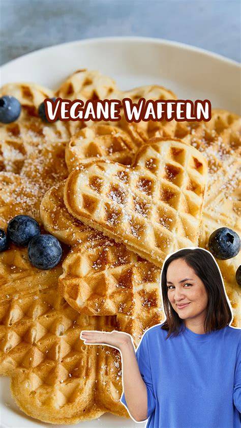 Foto: Selbstgemachtes Acai-Brombeer-Eis mit veganen Waffeln
