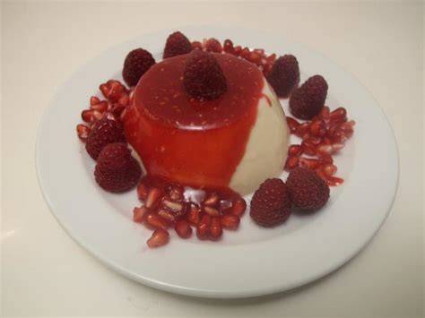 Foto: Serviervorschlag mit Himbeersauce und frischen Beeren