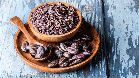 Foto: Stücke dunkler 85%-Schokolade mit Kakaobohnen und Nibs