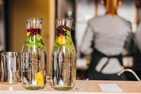 Foto: Variationen von Kombucha-Flaschen mit Früchten und Kräutern