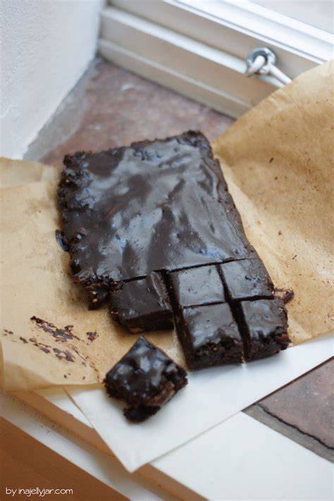 Foto: Vegane Schokoglasur über Brownies gegossen