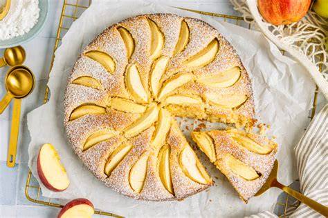 Foto: Vorgebackener Apfel-Marzipan-Kuchen in Springform
