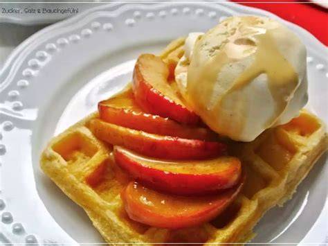 Foto: Weihnachts-Winterwaffeln mit karamellisierten Äpfeln und Vanilleeis