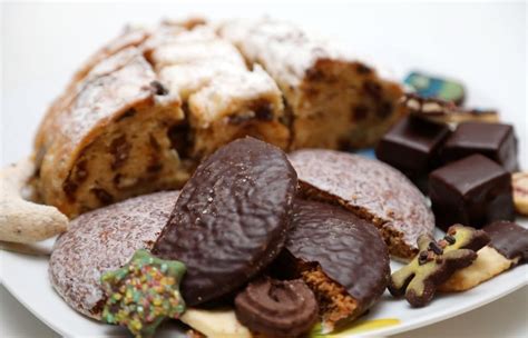 Foto: Weihnachtsteller mit Lebkuchen, Dominosteinen, Stollen und Preisschildern