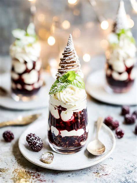 Foto: Wintertraum - Schichtdessert mit weißer Creme und Beeren
