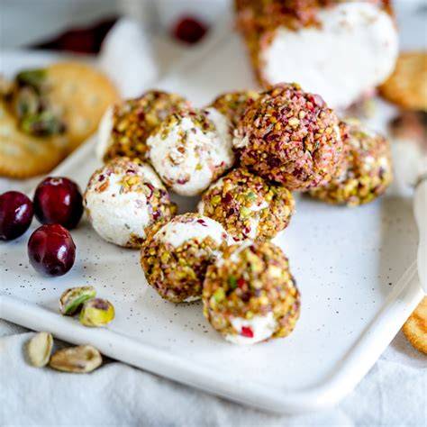 Foto: Ziegenkäsepralinen mit Cranberrys und Nüssen