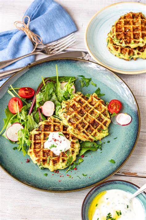 Foto: Zucchini-Waffeln auf Teller mit Kräuterquark