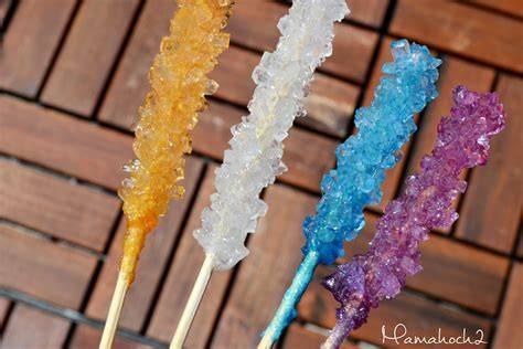 Foto: Zuckerkristalle an einem Holzstäbchen im Glas