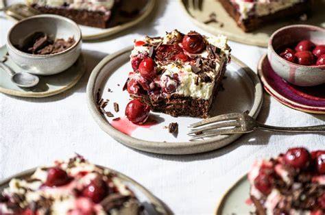 Foto: Zutaten für Schwarzwälder Blechkuchen - Sauerkirschen, Schokolade, Sahne